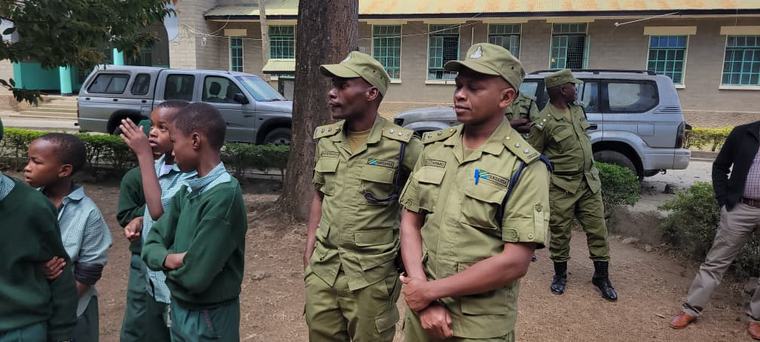 Polisi Arusha wapanda miti Shule ya Msingi Arusha