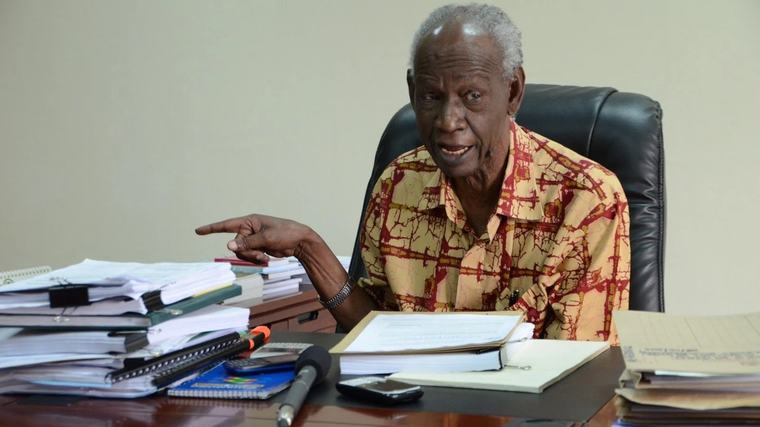 Former Tanzanian Prime Minister, Judge Joseph Warioba collapses at Podium while addressing meeting